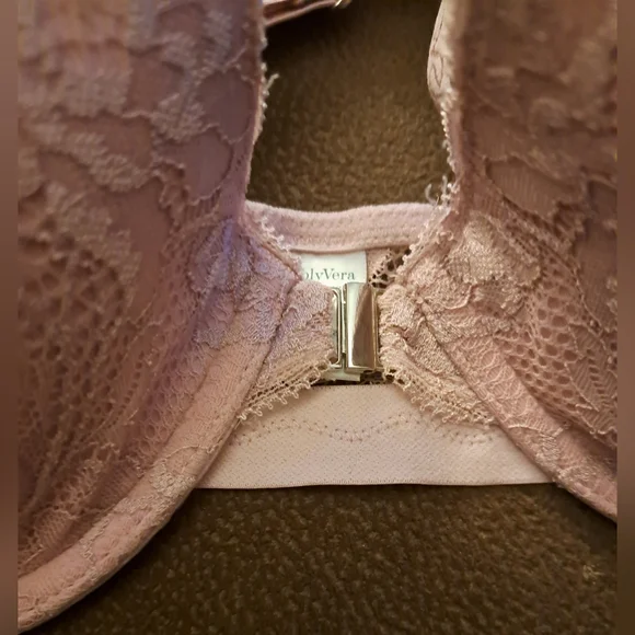SIMPLY VERA - Vera Wang LILAC LACE T-Shirt BRA like new SIZE 36D front closure